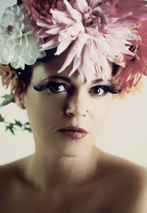 Nana Thürler mit Blumenschmuck im Haar.
